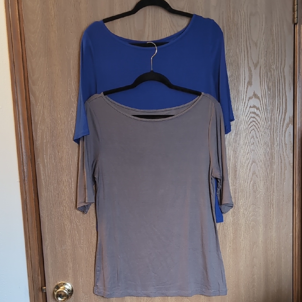 Women’s Scoop Neck 3/4 Sleeve Top in Gray and Blue